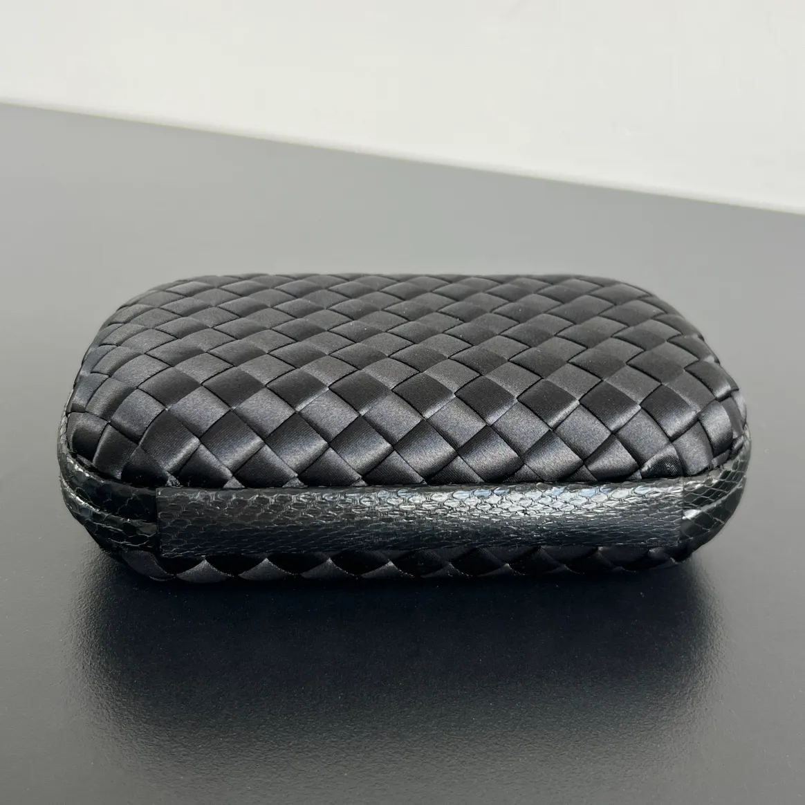 Batch 960 #BV Knot woven evening bag series~ (8651 16cm) Each bag reveals exquisite elegance💫Iconic classic silk weaving➕snake skin trim, with knot buckle, soft and delicate feel. The design is small and exquisite, low-key without logo, elegant and elegant. Paired with evening dress or cheongsam, it has the atmosphere of a famous and wealthy lady, full of aura and invincible texture💃 Dimensions: 16x10x5